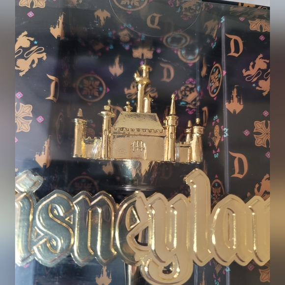 NWT Disneyland Castle Gold Cast Metal Wine Stopper - Picture 3 of 6